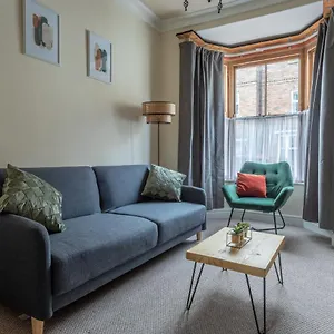 Milton Stays: Cosy Centre House With Garden And Parking York
