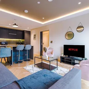 Exquisite Abode Sleeps 6! York
